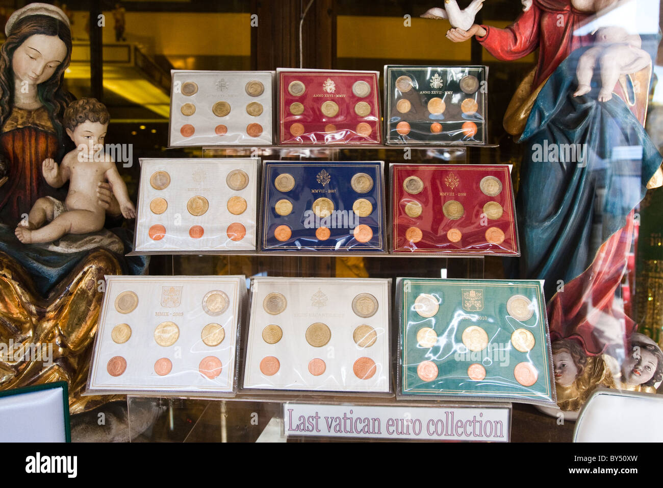 Sammlungen-Vatikan Euromünzen in einem Geschäft Fenster laden vor Vatikanstadt Rom Italien Europa angezeigt. Stockfoto