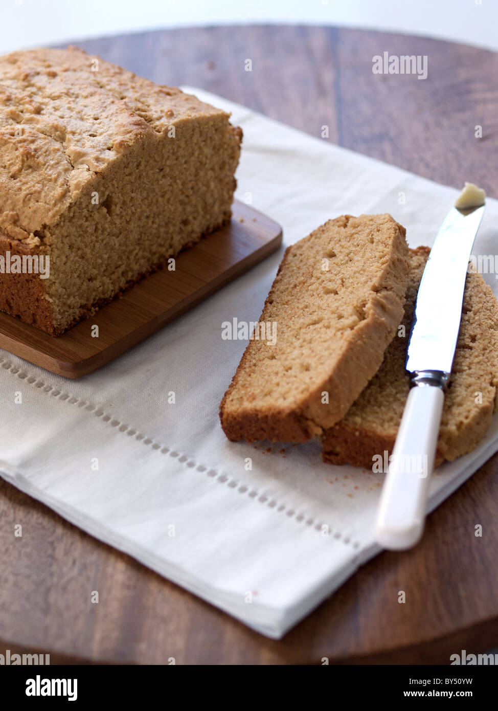 Bananenbrot Kühlung auf Schneidebrett mit Butter Stockfoto