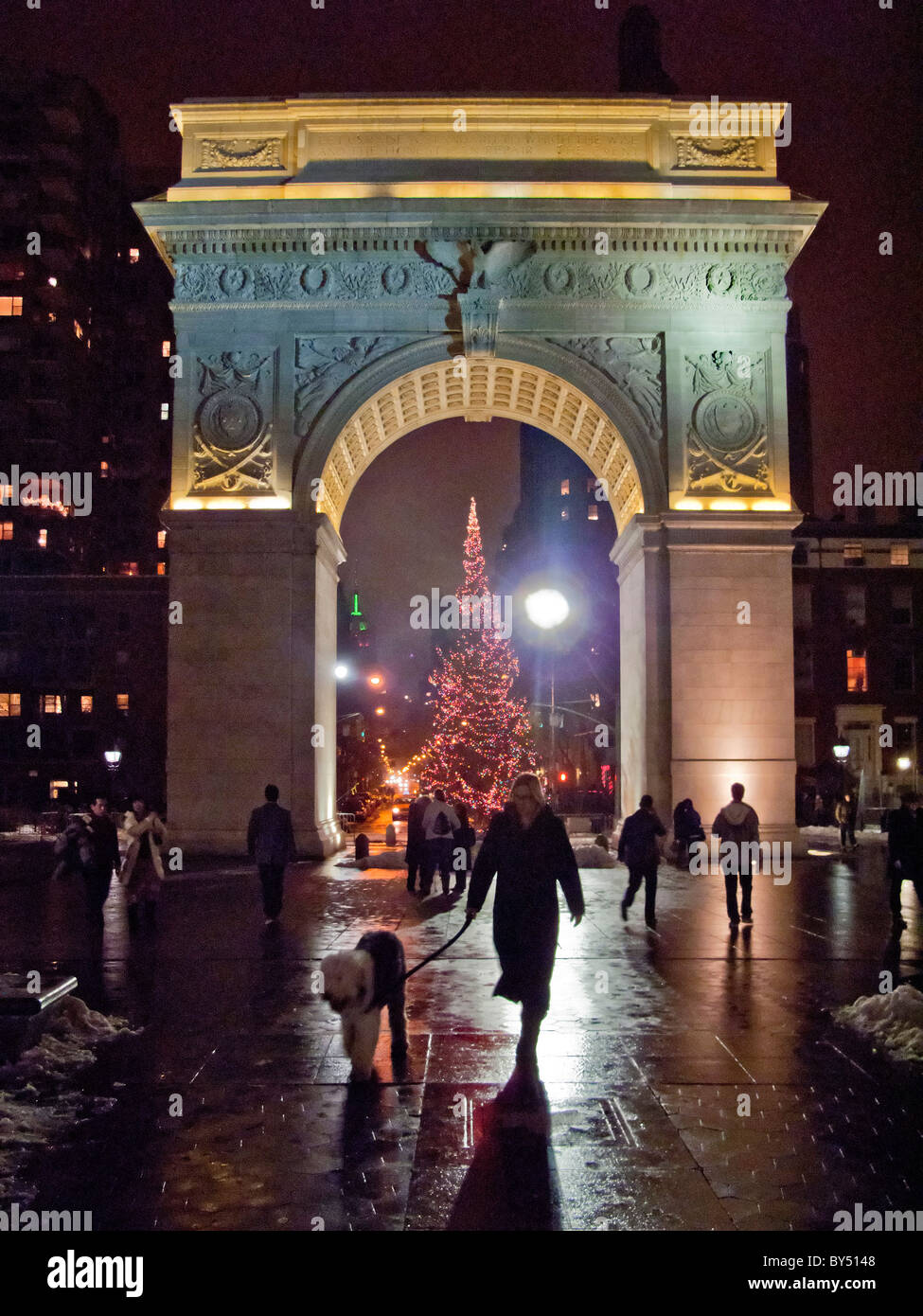 Ein Weihnachtsbaum schmückt den berühmten Bogen in Washington Square, New York City. Stockfoto
