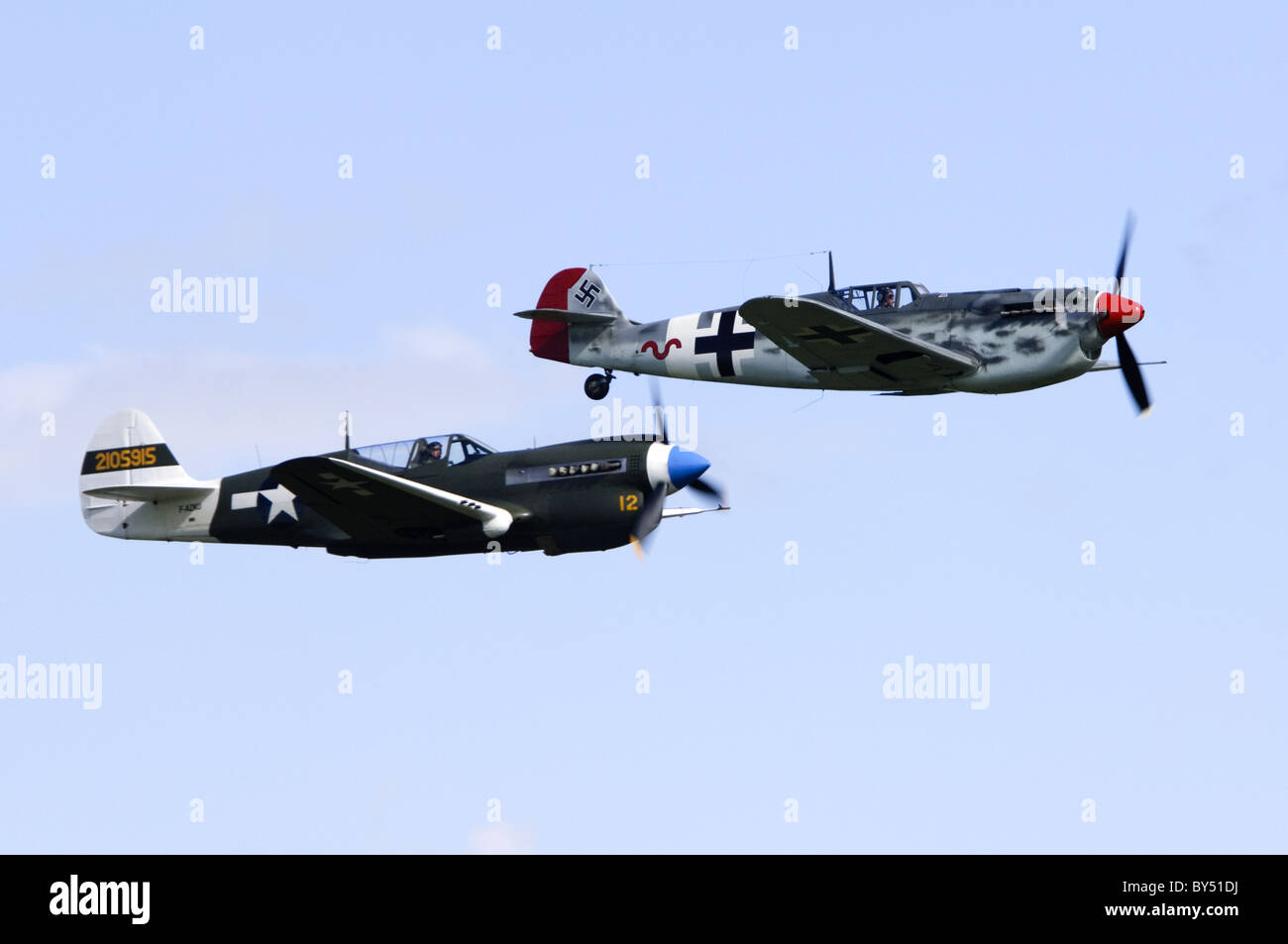 Messerschmitt Bf 109G (CASA HA-1112 Buchon) in Luftwaffe Camouflage und Curtiss P-40N Warhawk in USAAF Tarnung in Bildung. Stockfoto