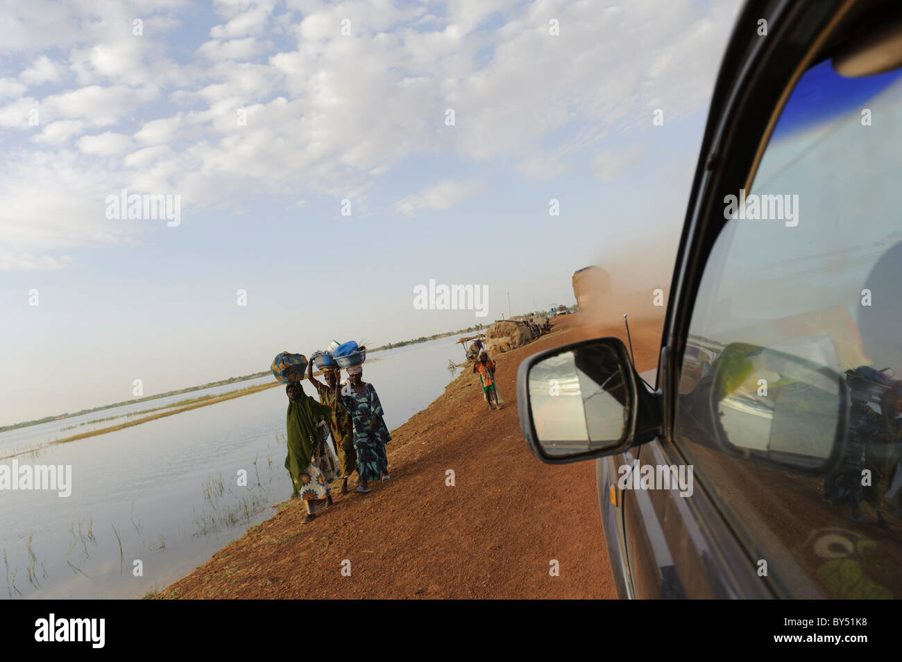 Damm führt zu der Fähre über den Fluss Niger aus Korioumé, Kabara. Mali Stockfoto