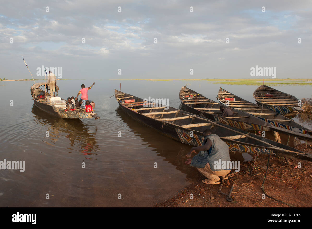 Pirogen auf dem Hafenplatz (in Korioumé) von der Fähre nach Kabara, in der Nähe von Timbuktu, Mali Stockfoto