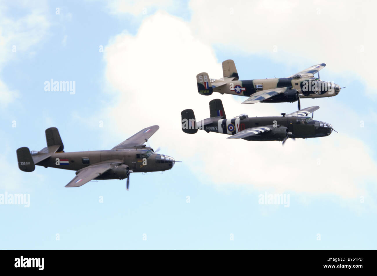 North American b-25 Mitchell Bomber machen eine Bildung Überflug bei Duxford Flying Legends Airshow Stockfoto