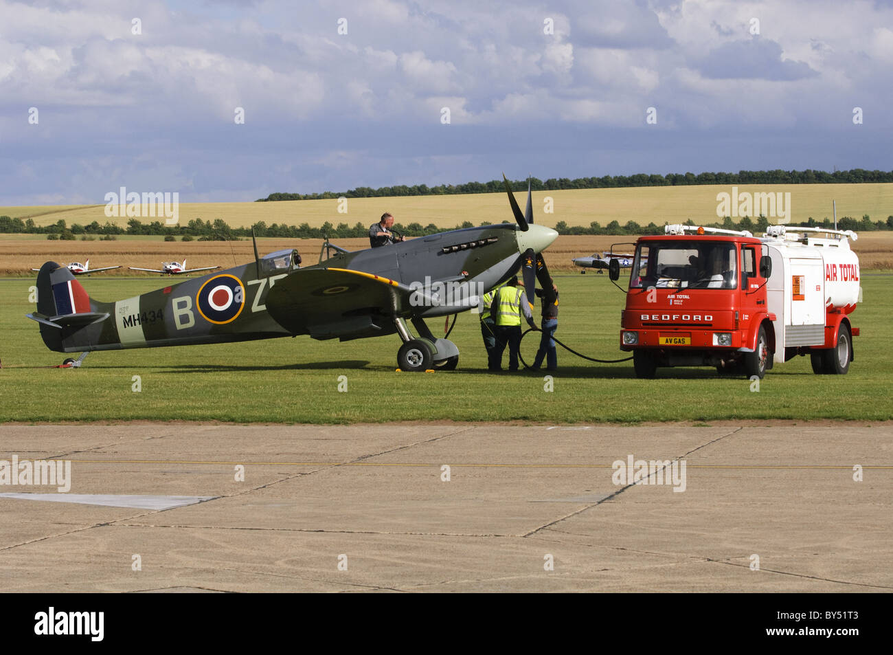 Spitfire Mk IXb Duxford Airfield betankt werden Stockfoto