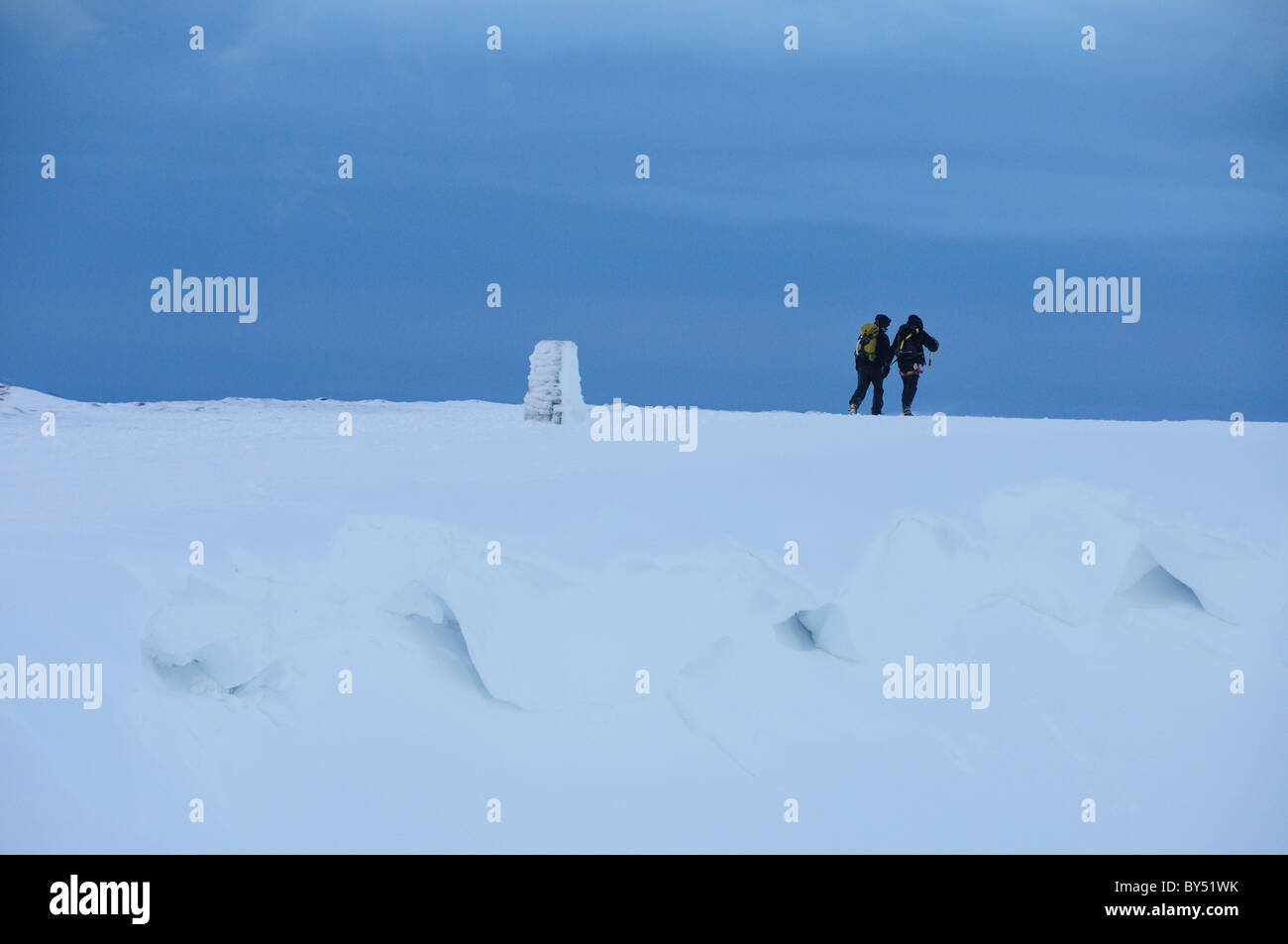 Wanderer auf dem Gipfel des Lakelandpoeten in der Dämmerung im Winter im englischen Lake District Stockfoto
