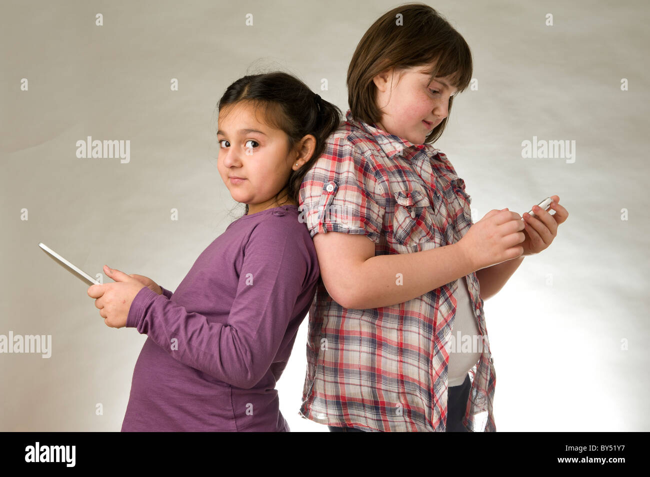 Zwei junge Mädchen spielen auf dem Touch-pad Bildschirme Stockfoto