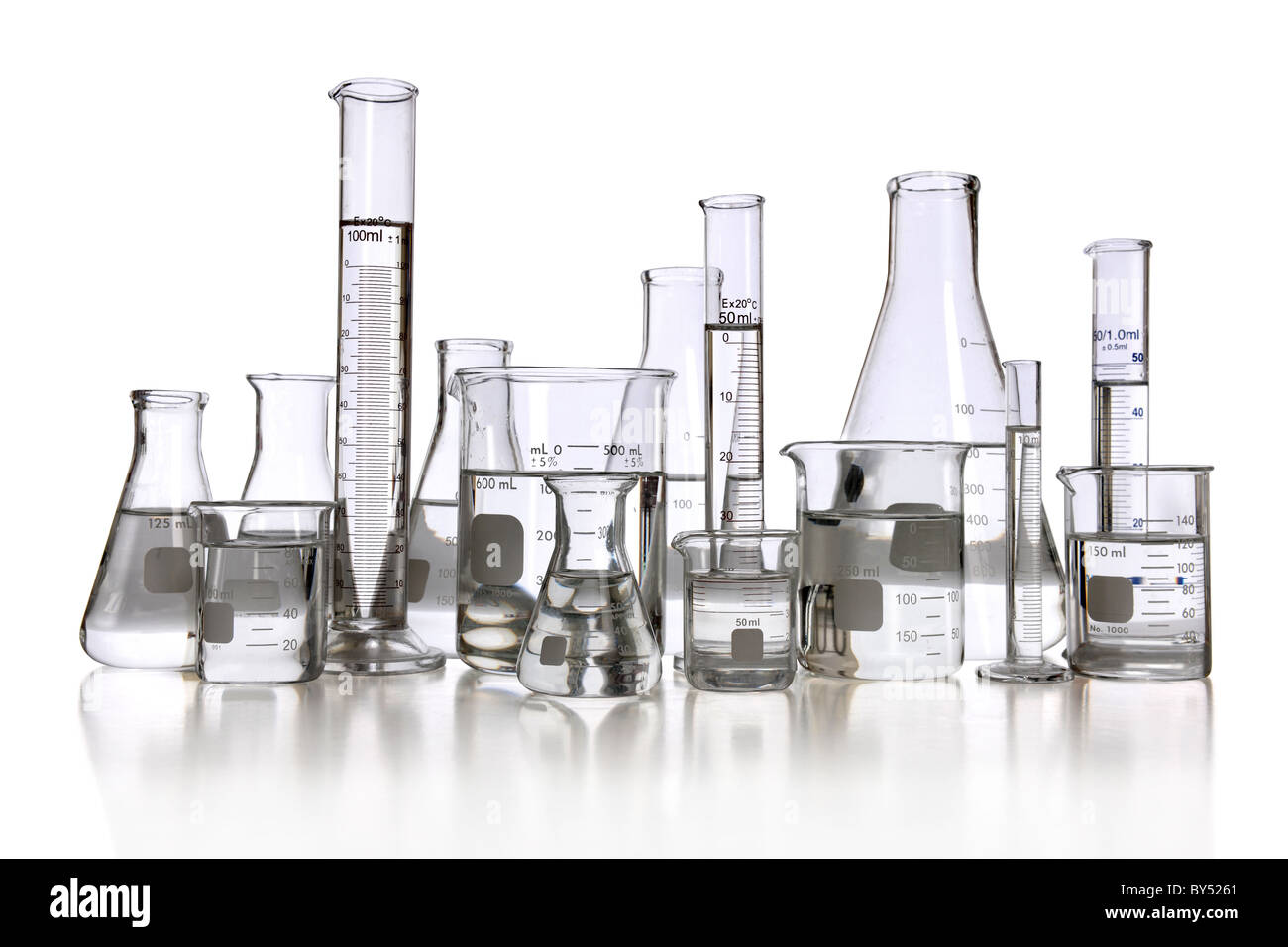 Laborglas mit transparenten Flüssigkeit isoliert auf weißem Hintergrund - mit Beschneidungspfad Stockfoto