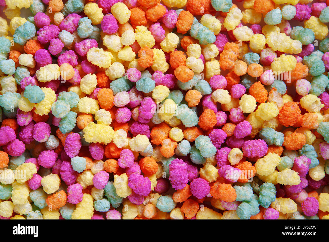 Regenbogen fällt von oben auf einem weißen wieder Boden Stockfoto