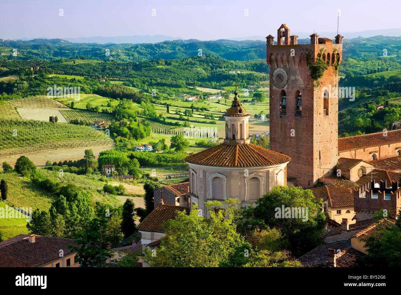 Dom und Campanile mit der toskanischen Landschaft hinaus San Miniato Toskana Italien Stockfoto