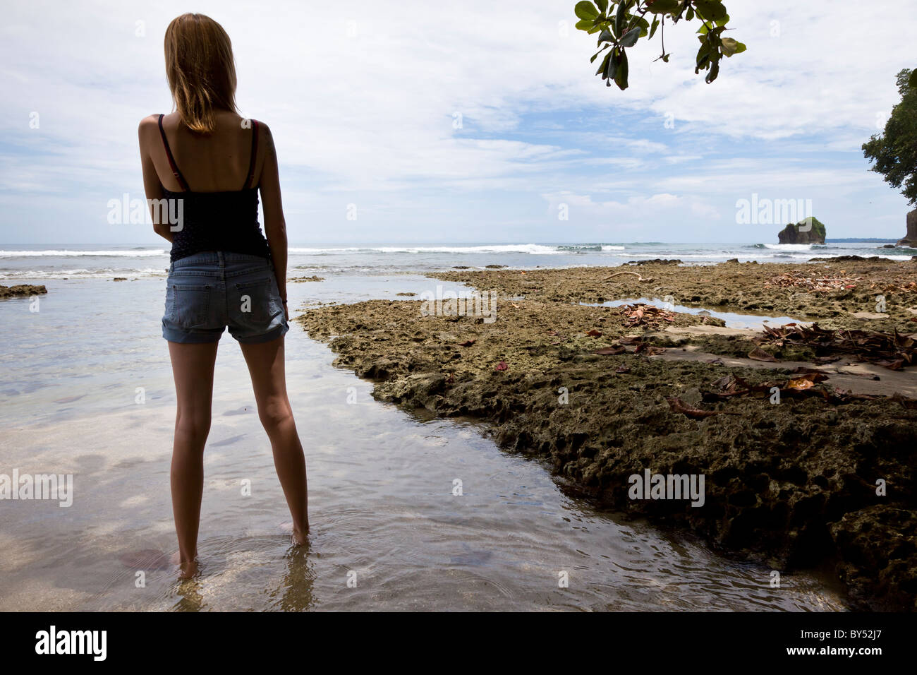 Frau, die an der Küste in Puerto Viejo de Talamanca in Provinz Limon, Costa Rica. Stockfoto
