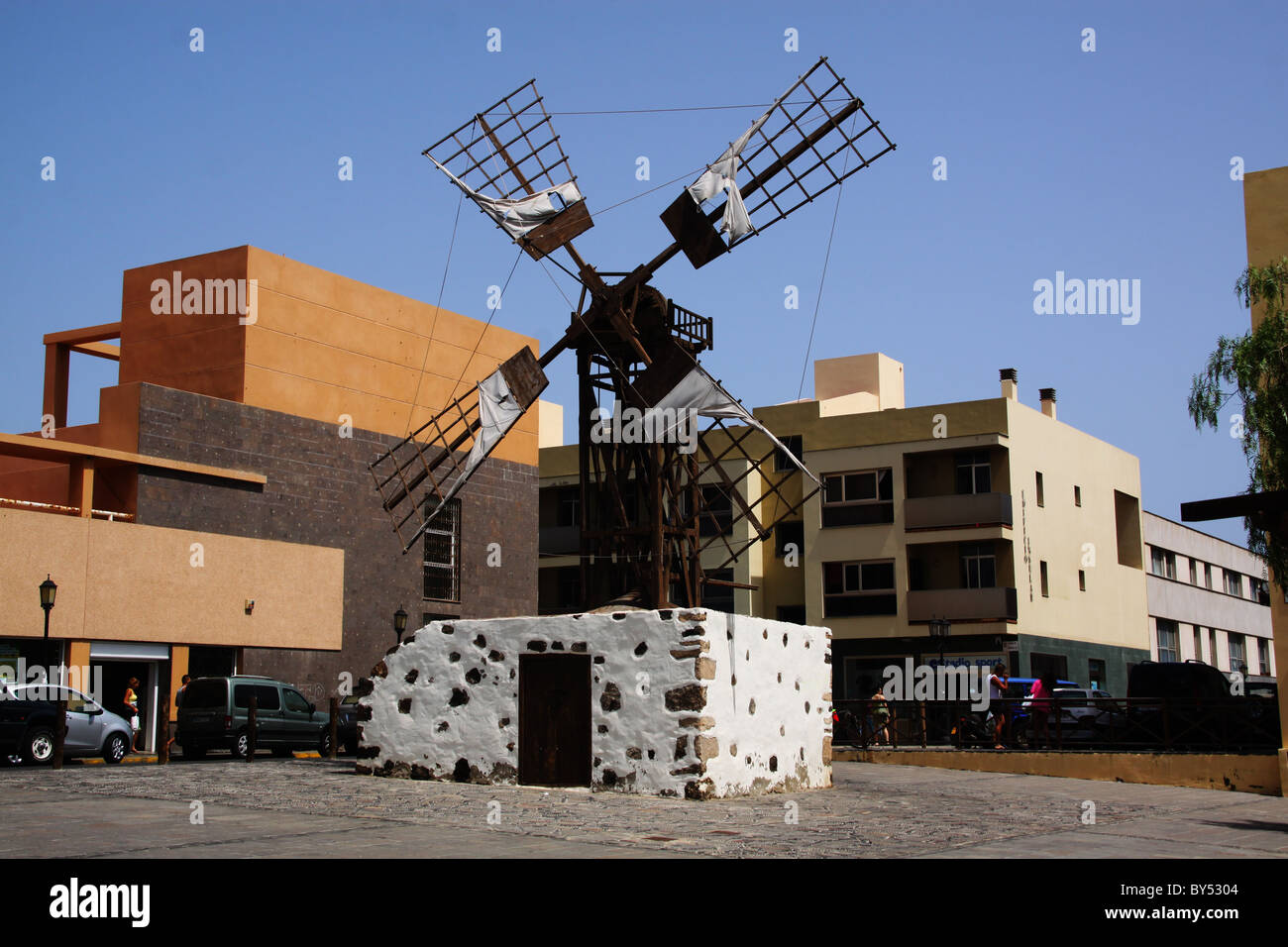 Alte erhaltene Windmühle im urbanen Zentrum Stadtplatz Stockfoto