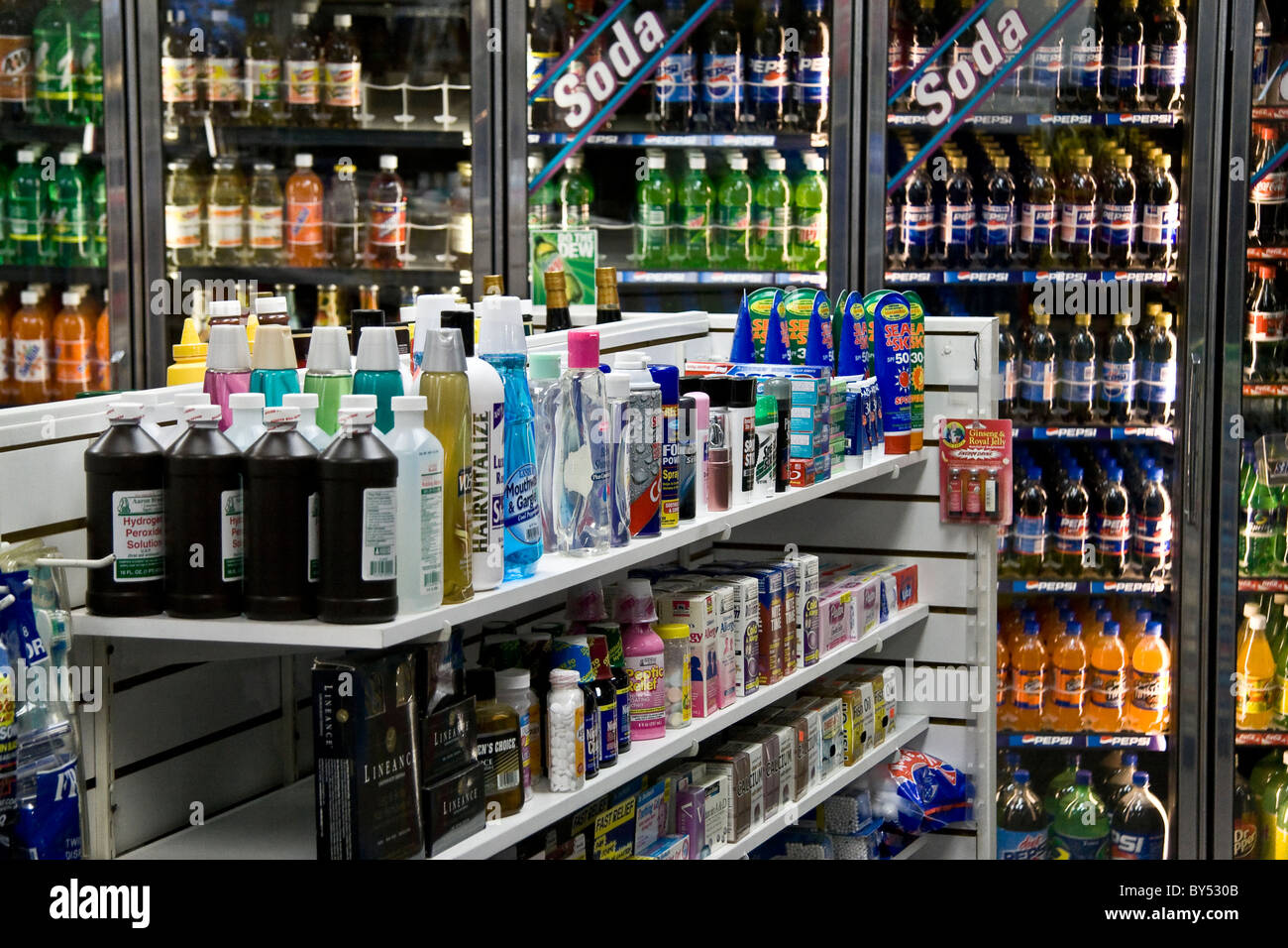 Komfortable Shop-Artikel in den Regalen und in einem Kühler Stockfoto