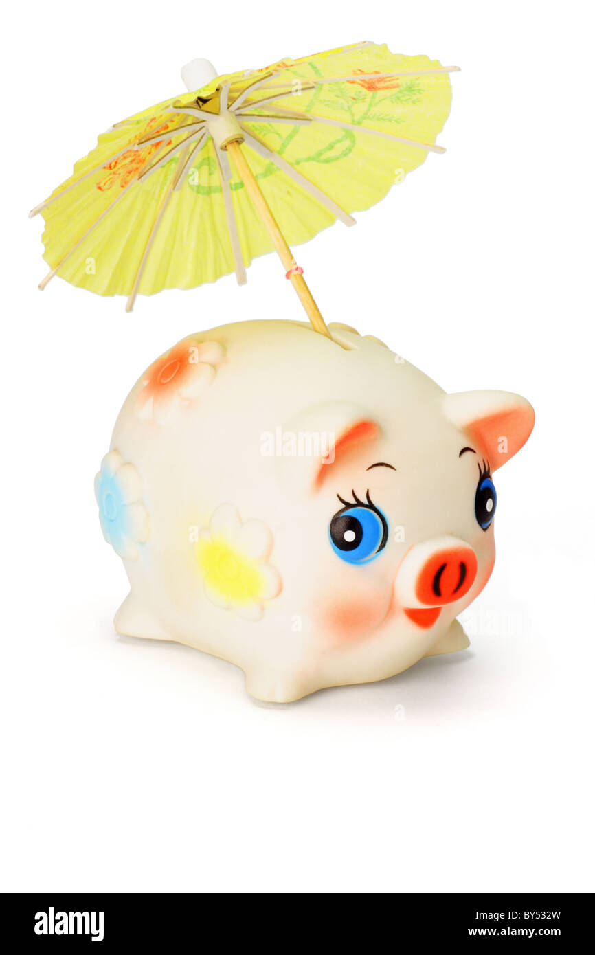 Sparen für den Regen Tage - niedliche Sparschwein mit bunten Regenschirm auf weißem Hintergrund Stockfoto