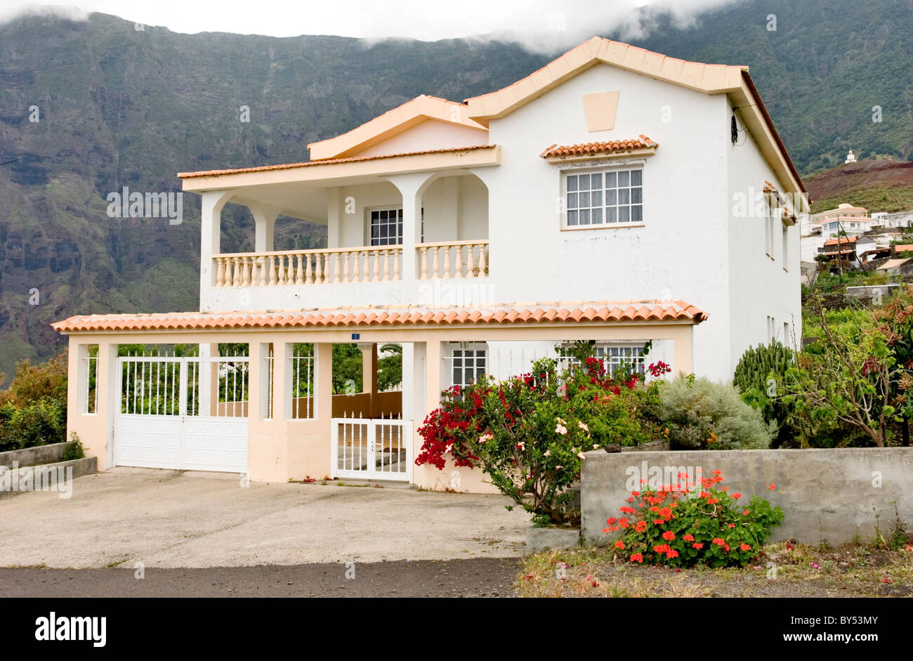 Modernes Ferienhaus Villa Ferienwohnung auf der Insel El Hierro, Kanarische Inseln, Spanien. Dorf von Frontera mit anläßlich des Izique hinter Stockfoto