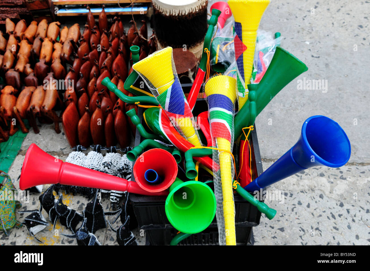 Vuvuzelas für Verkauf auf dem Markt. Cape Town, Südafrika. Stockfoto