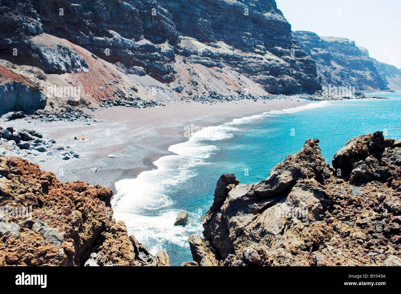El Hierro, Kanarische Inseln. Die rote schwarze vulkanischen Sandstrand der Playa del Verodal ist das größte auf der Insel Stockfoto