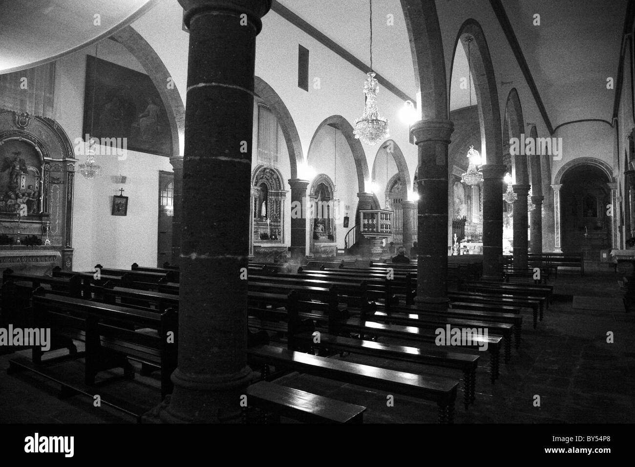 Innenansicht der Kirche Sao Miguel Arcanjo, in der Stadt von Vila Franca do Campo. Azoren, Portugal. Stockfoto