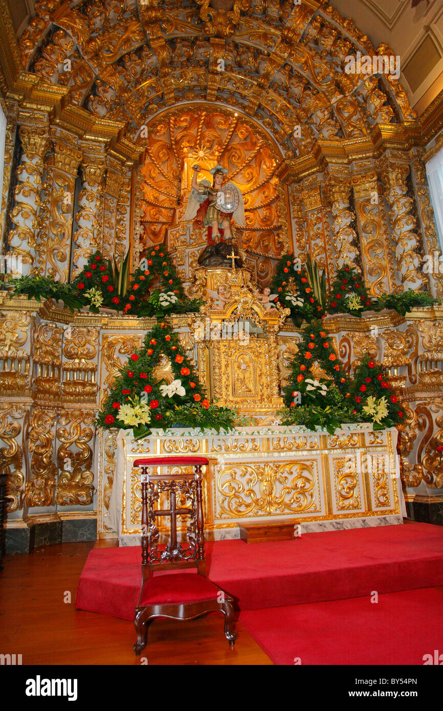 Innenansicht der Kirche Sao Miguel Arcanjo, in der Stadt von Vila Franca do Campo. Azoren, Portugal. Stockfoto