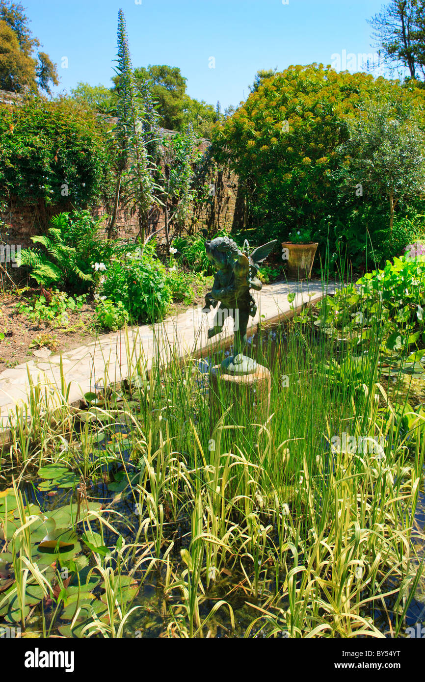 "Pluto mit einem Delphin" Statue in der italienischen Garten von verlorenen Gärten von Heligan, Cornwall. Stockfoto