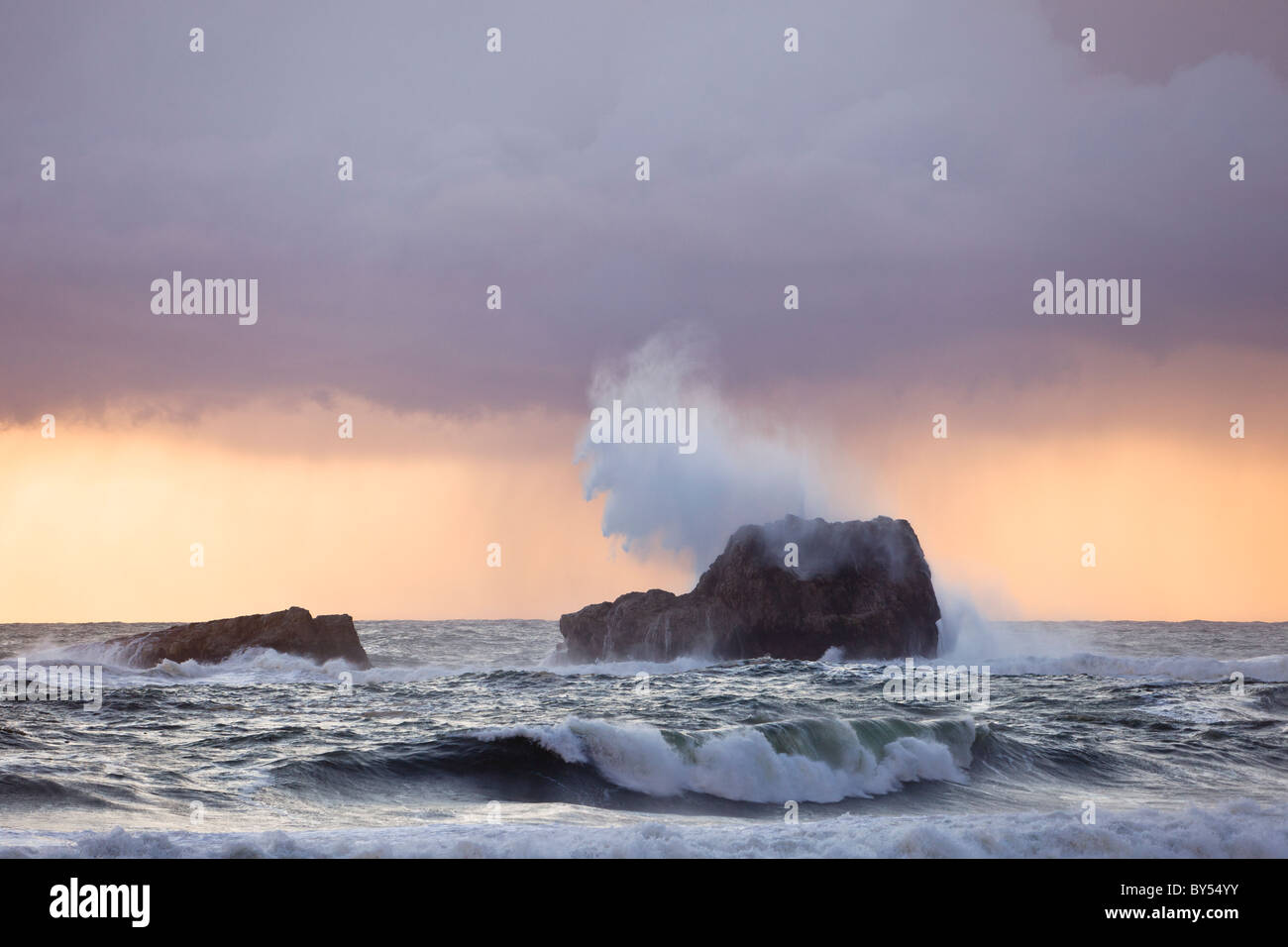 Ein stürmische Pazifischen Ozean stürzt gegen Felsen entlang der zentralen Kalifornien Küste in San Simeon. Stockfoto