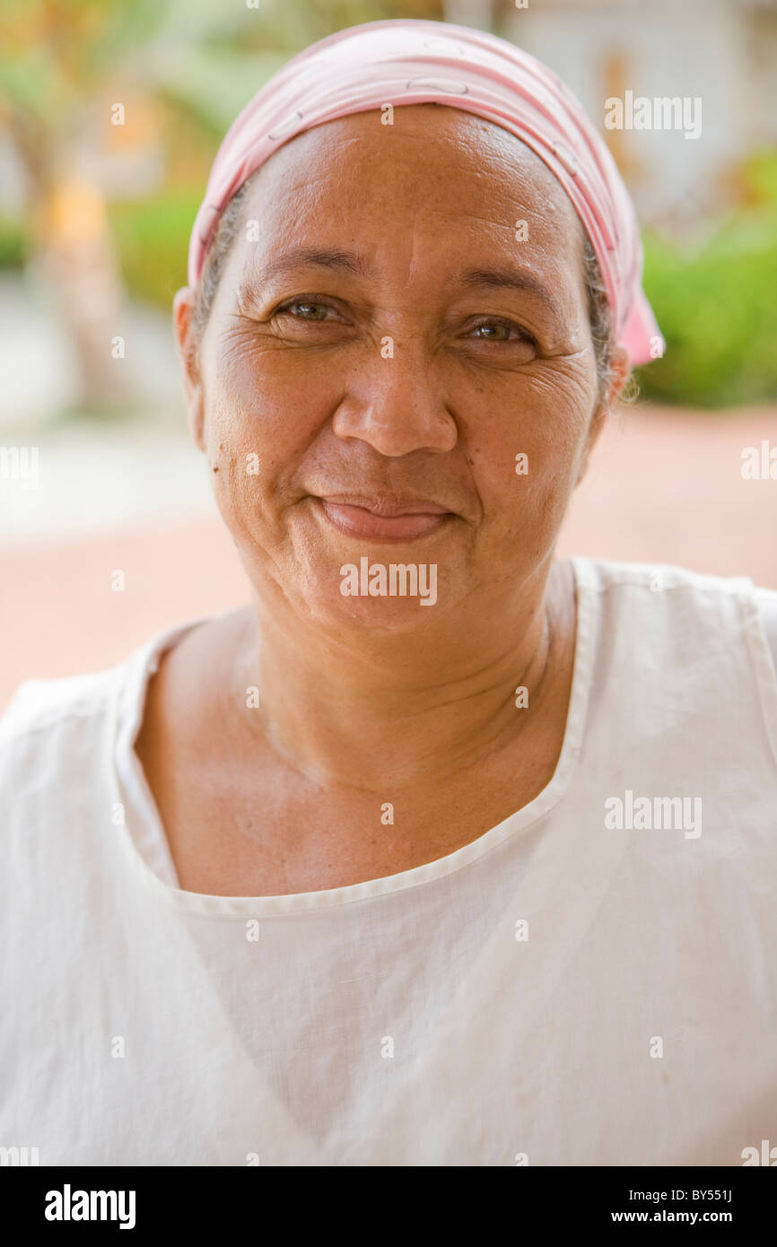 Porträt einer glücklichen kolumbianischen Frau auf der Straße von Cartagena. Stockfoto