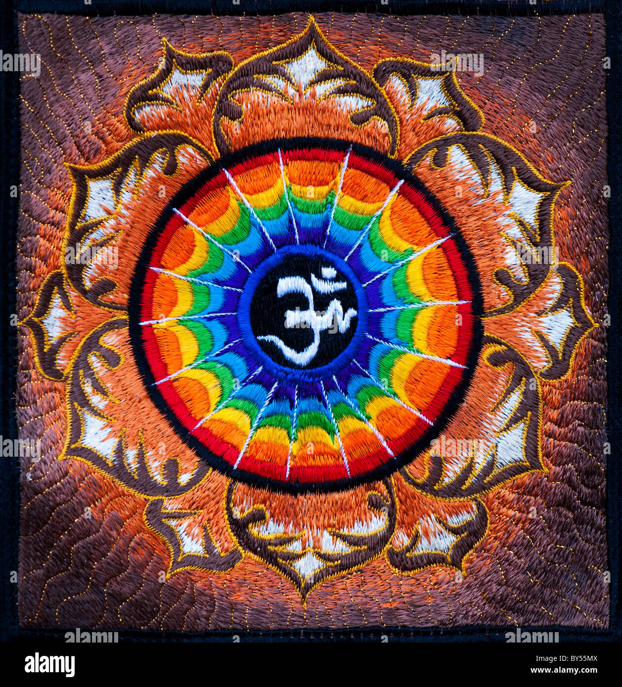 Mehrfarbige hinduistischen OM / AUM und Lotus Blume Stickmuster. Indische Handarbeit Stockfoto