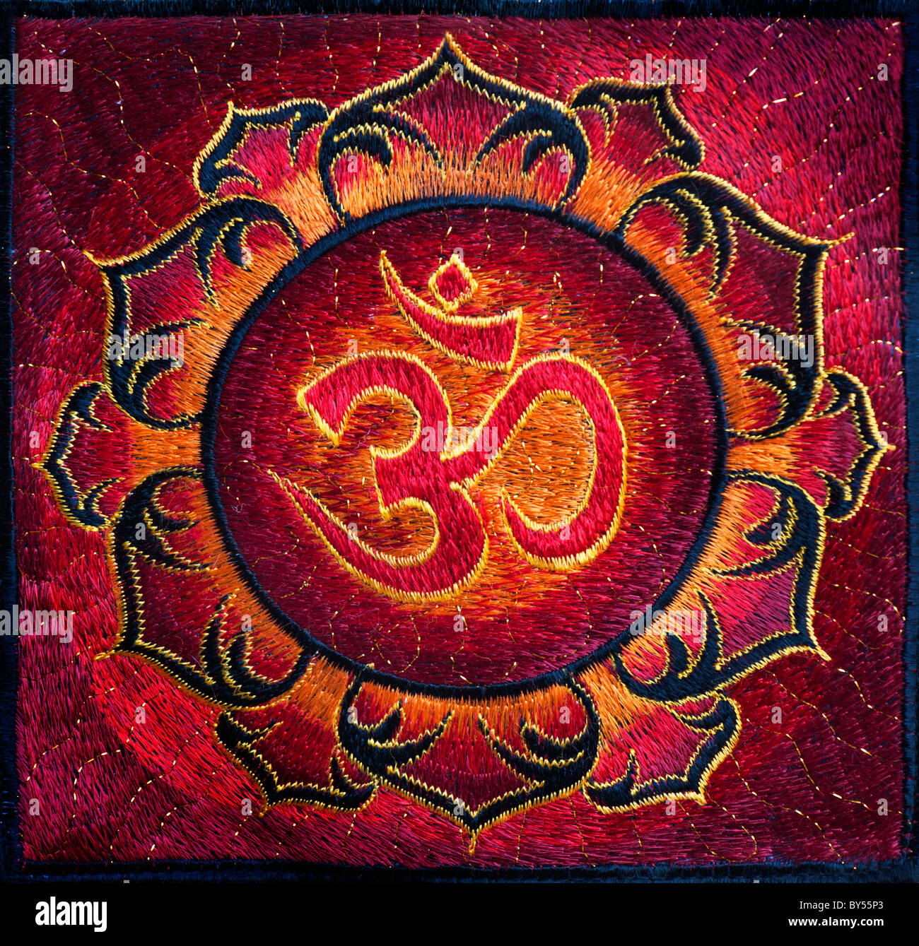 Mehrfarbige hinduistischen OM / AUM und Lotus Blume Stickmuster. Indische Handarbeit Stockfoto