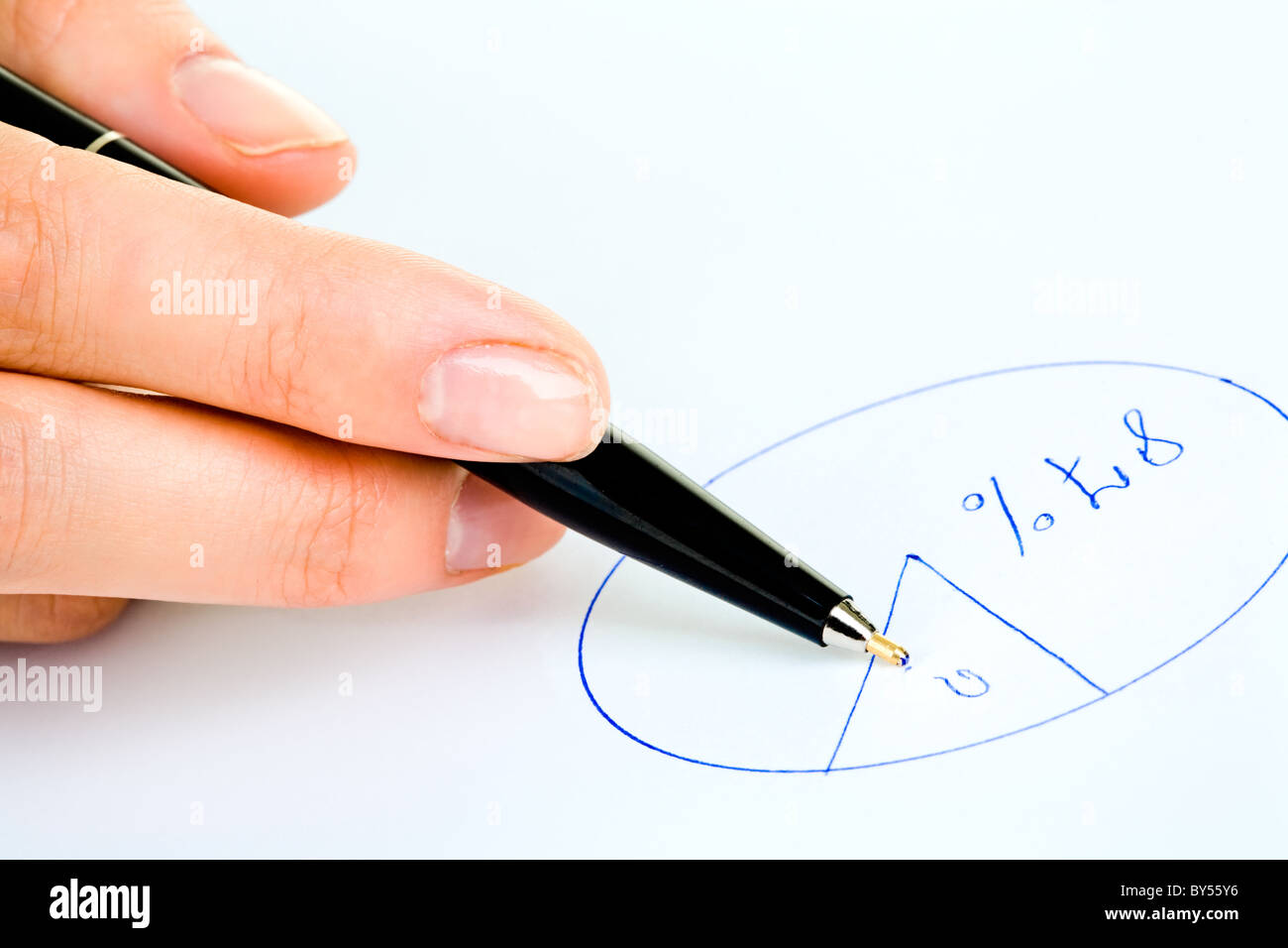 Nahaufnahme der menschlichen Hand hält einen Stift und ein rundes Diagramm auf Papier zeichnen Stockfoto