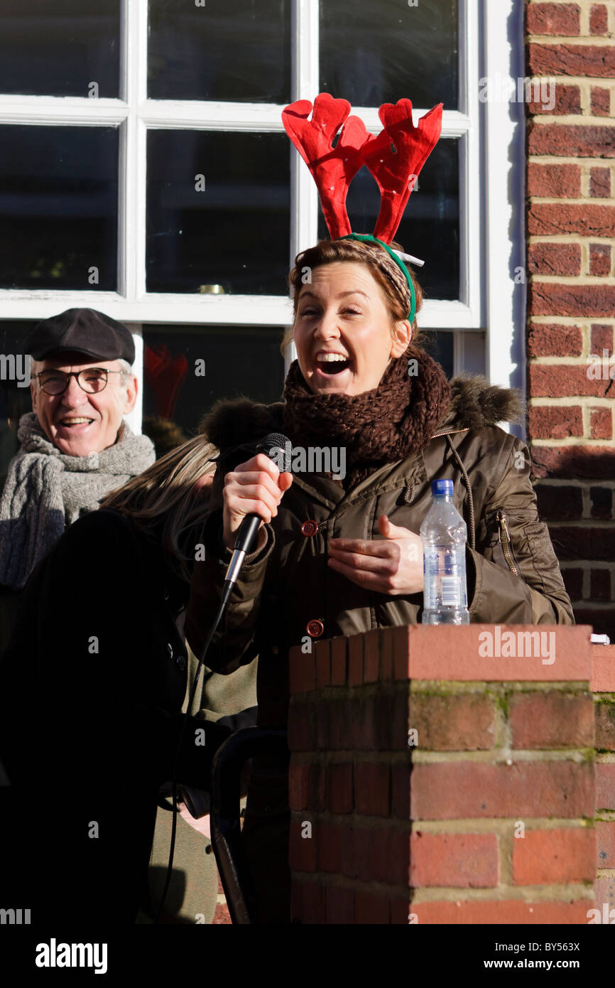 BBC TV CBeebies Vorführer Katy Ashworth sprechen zu Beginn der St Albans Jingle Bell Jog 2010 Stockfoto