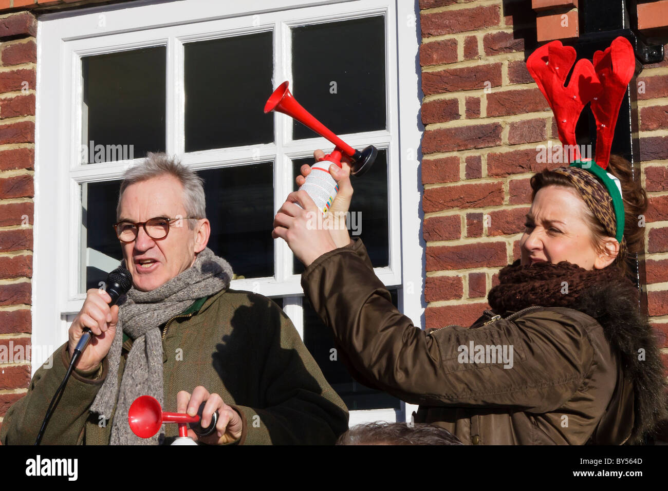 Schauspieler Larry Lamb und BBC-Moderator Katy Ashworth beginnen die 2010 St Albans Jingle Bell Jog Volkslauf Stockfoto