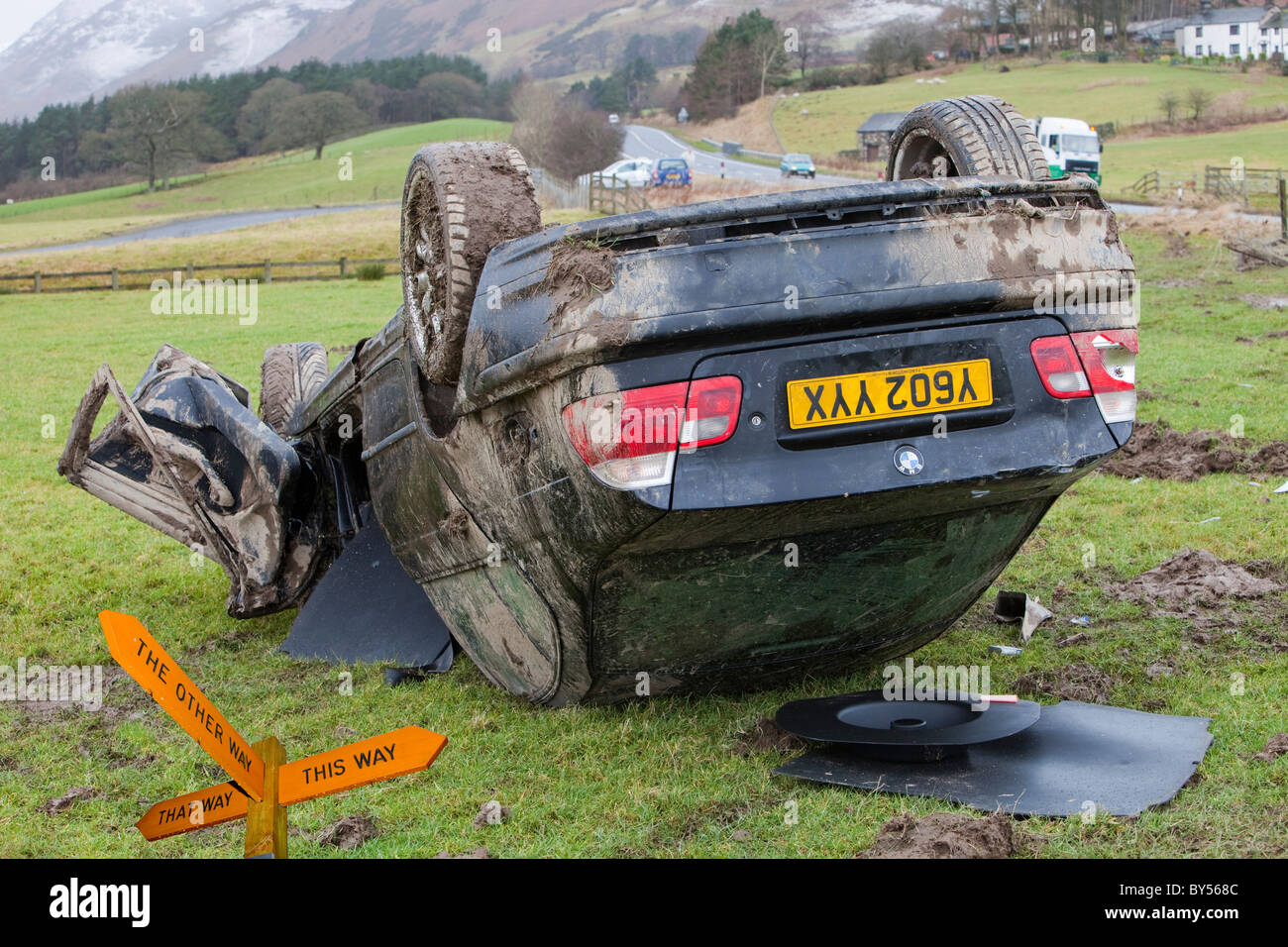 Ein BMW Auto stürzte auf dem Dach in der Mitte ein Feld nach dem Verlassen der Straße mit hoher Geschwindigkeit auf die A66 in der Nähe von Keswick Cumbria UK Stockfoto