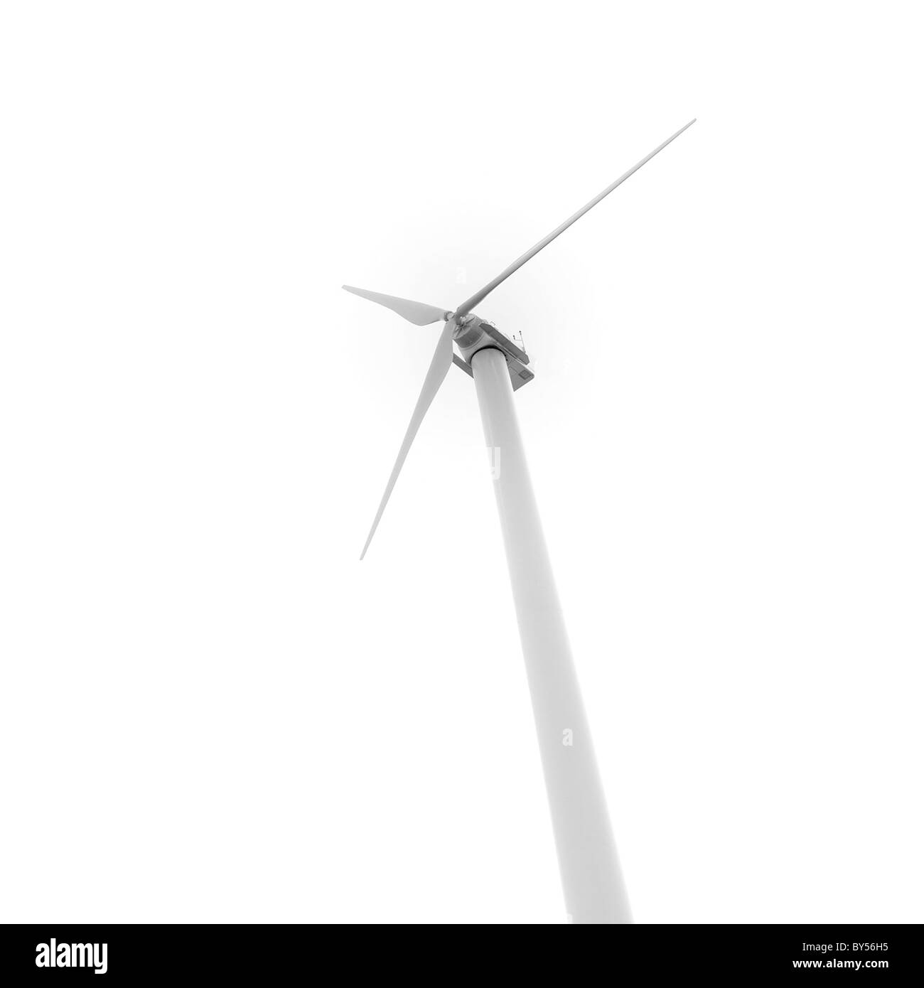 Nahaufnahme der umweltfreundlichen Windenergieanlage mit geringem Winkel isoliert Ausschnitt auf weißem Hintergrund Erde Tag Green Energy Sustainability Konzept Stockfoto