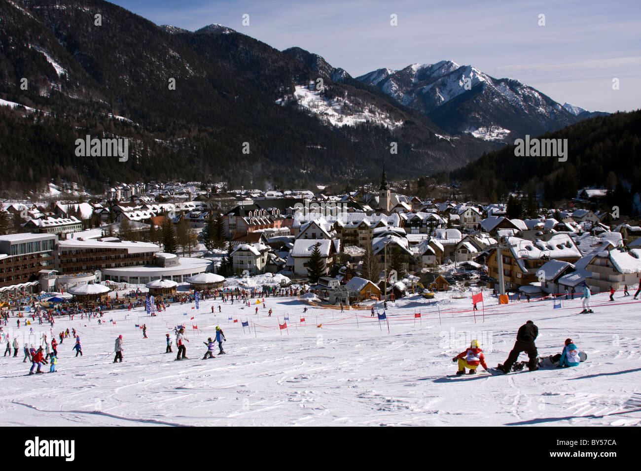 Blick auf das Dorf - Skigebiet Kranjska Gora in Slowenien. Stockfoto