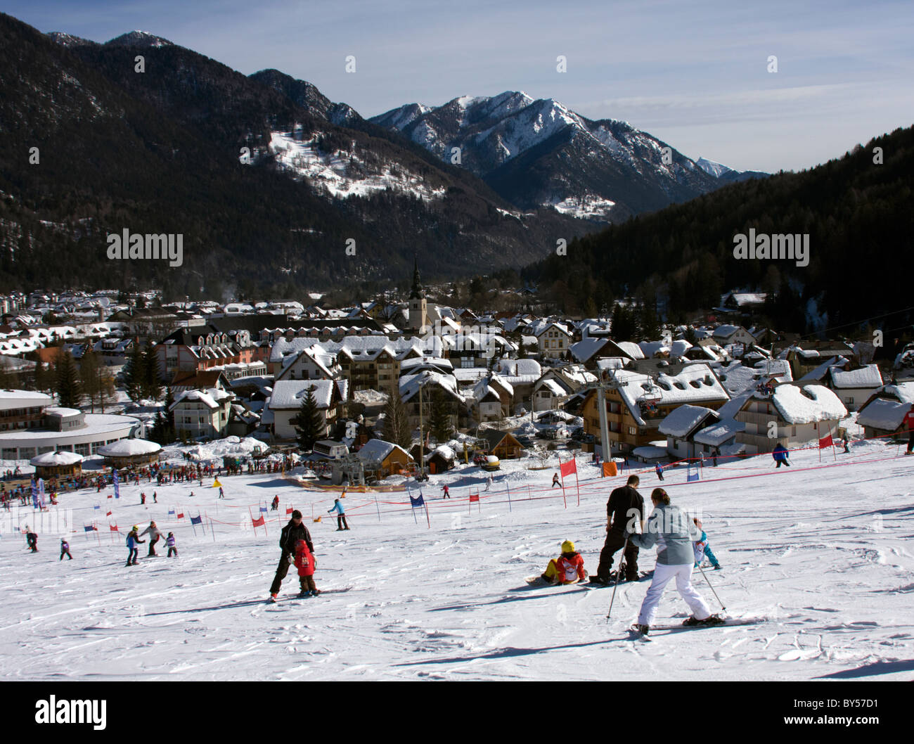 Blick auf das Dorf - Skigebiet Kranjska Gora in Slowenien. Stockfoto