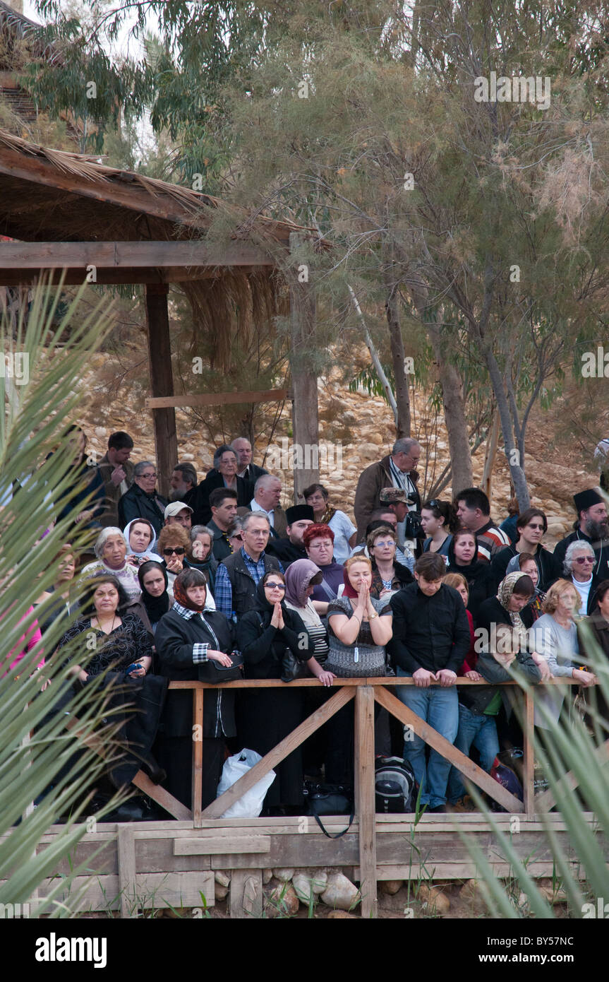 Heilige drei Könige Orthodoxe feiern an der Taufstelle des Qasr el Yahud. Fluss Jordan Stockfoto