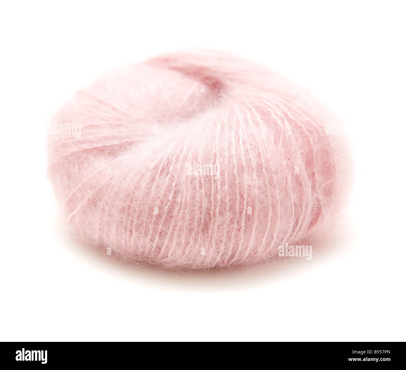 neuer Ball von blass rosa Mohair isoliert auf weißem Hintergrund Stockfoto