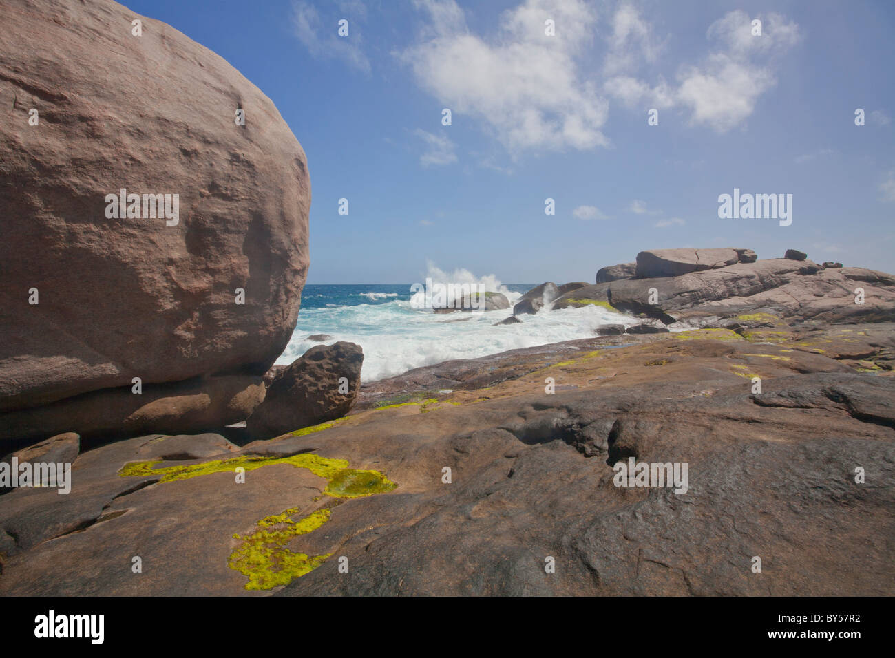 Wellen Waschen auf Merchant Felsen, Leeuwin Naturaliste Nationalpark, Yallingup, Western Australia Stockfoto