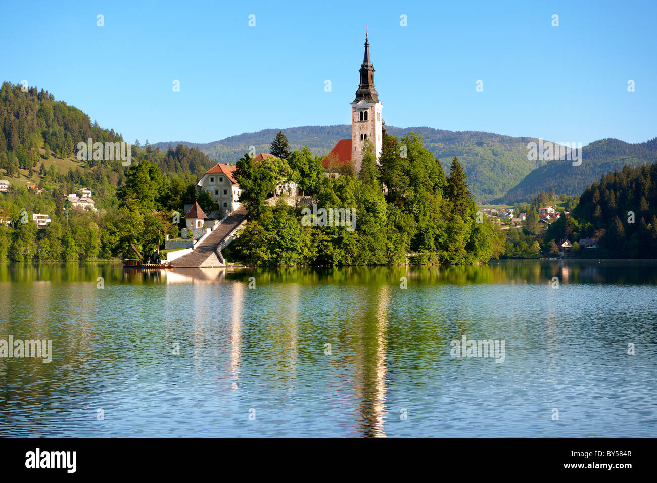 Übernahme der Wallfahrtskirche Maria in der Mitte des Sees Bled Slowenien. Stockfoto