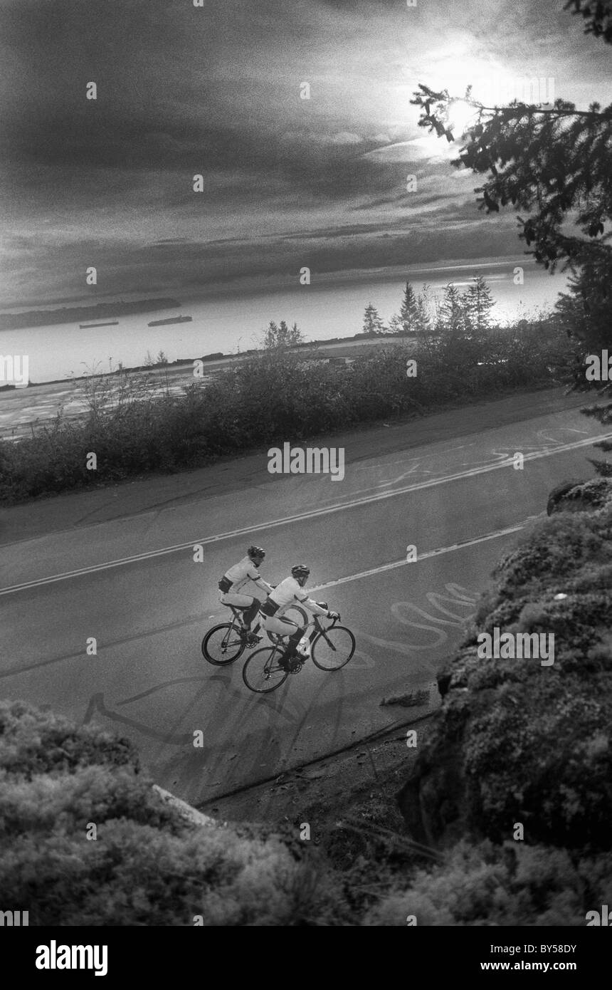 Zwei Männer reiten Rennräder, ländliche Einrichtung Stockfoto