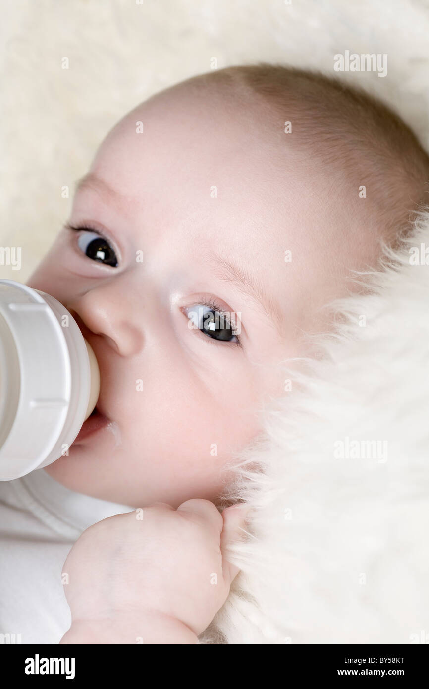 Ein Baby saugen an einer Babyflasche Stockfoto