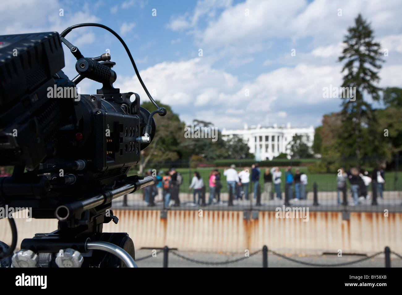 Eine TV-Kamera filmt Touristen vor dem weißen Haus Stockfoto