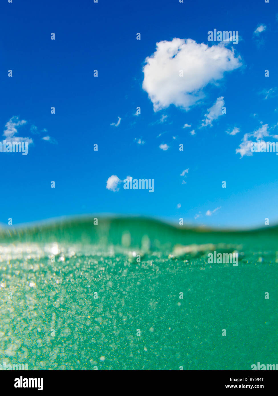 Blick auf das Meer mit grünem Wasser und blauer Himmel Stockfoto
