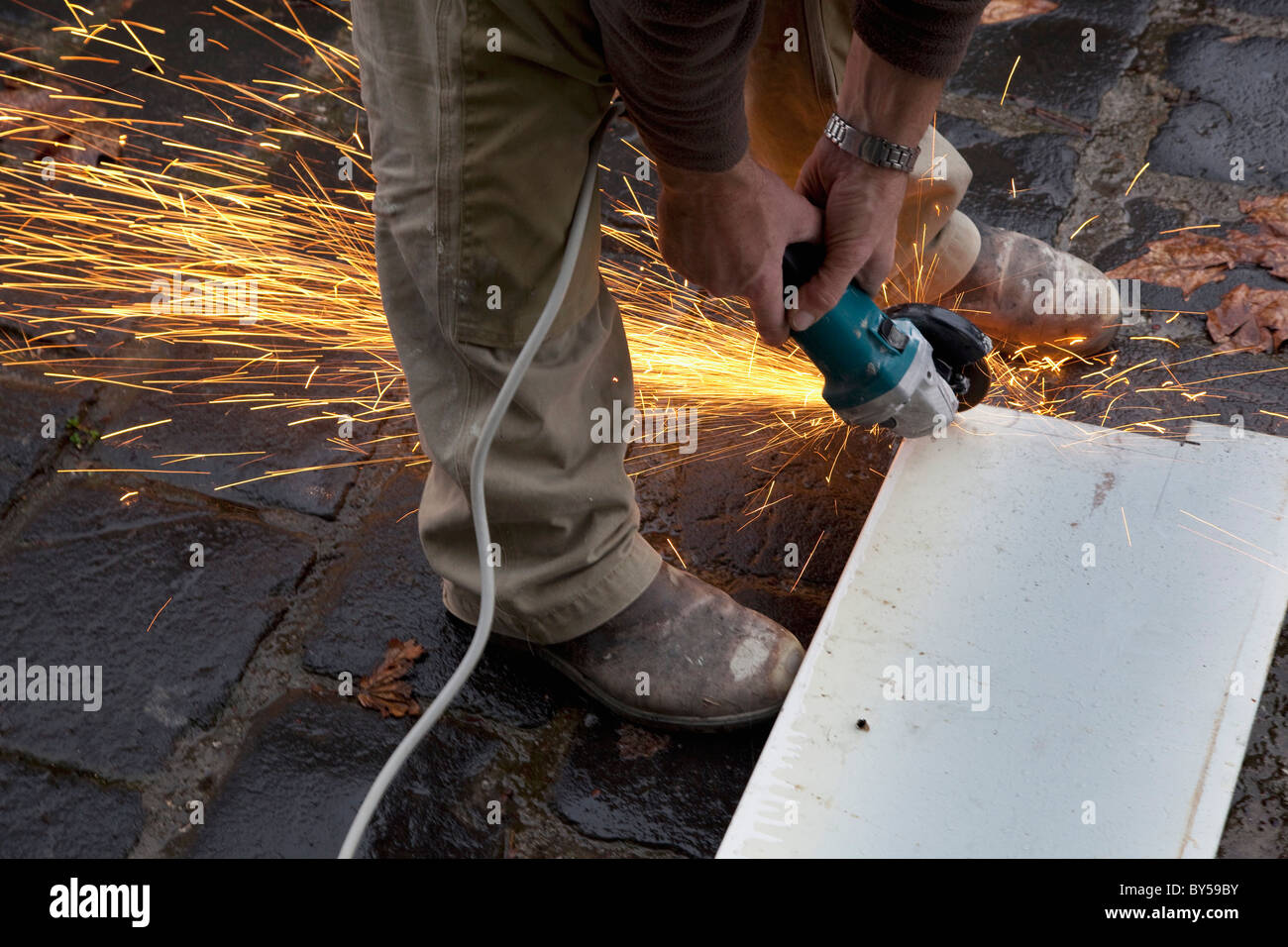 Detail eines Mannes mit einer Kreissäge Stockfoto