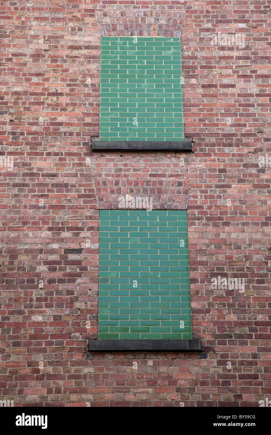 Eine Mauer mit blockiert windows Stockfoto