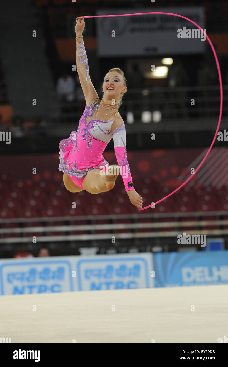 Indien XIX Commonwealth Games in Delhi 2010 Rhythmische Sportgymnastik. Turnerin mit Seilspringen. Stockfoto