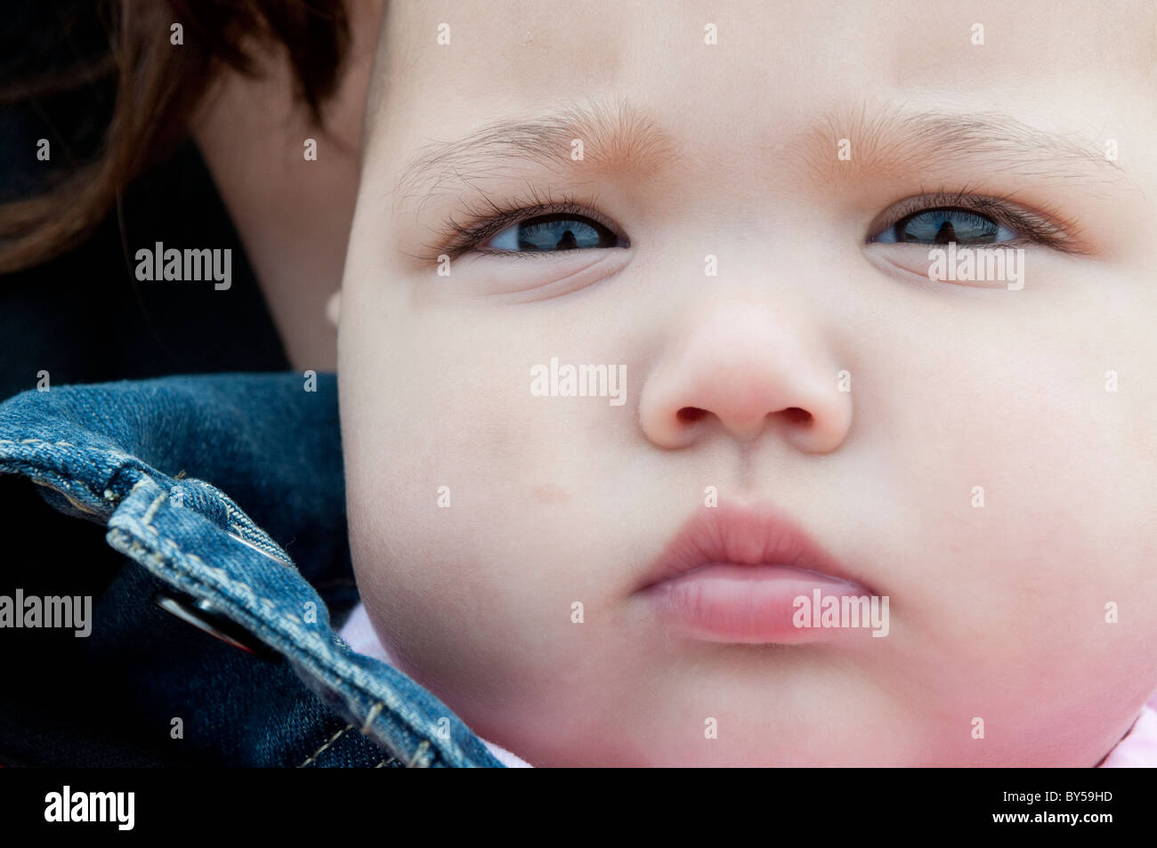 Schöne Babymädchen schmollend ihre Lippen Stockfoto