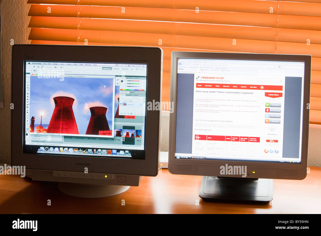Computer-Monitore mit Energie. Stockfoto