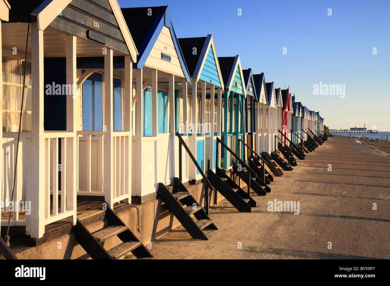 Reihe von bunten Strandhäuschen Southwold, Suffolk Stockfoto