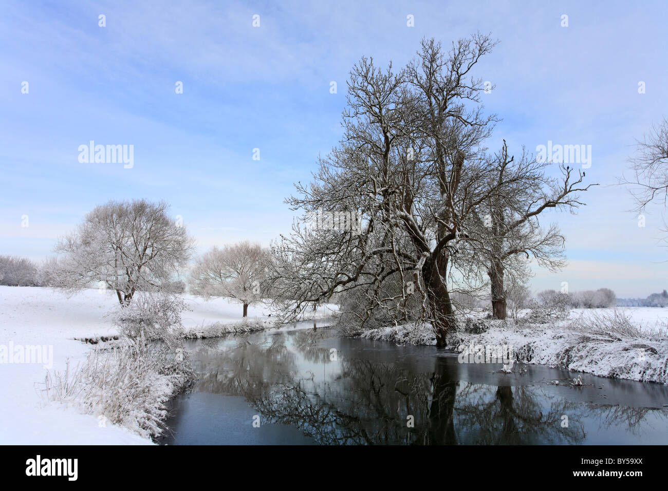 Fluss Cam in Grantchester am Stadtrand von Cambridge an einem kalten Wintermorgen. Schnee auf dem Boden liegend. Stockfoto