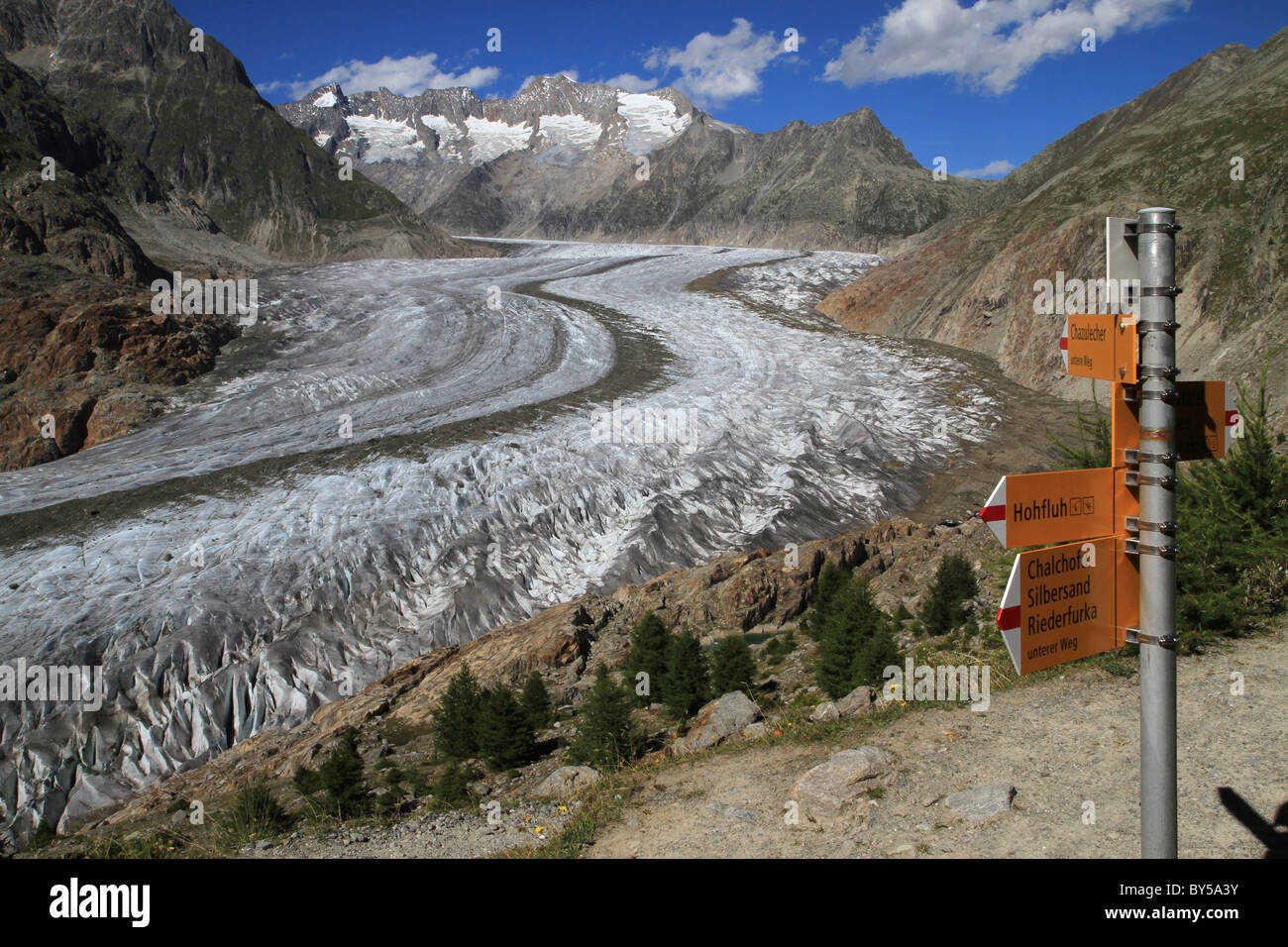 Ein Schild neben einem Gletscher in den Schweizer Alpen Stockfoto